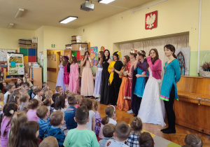 dzieci oglądają przedstawienie