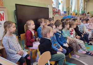 dzieci oglądają przedstawienie