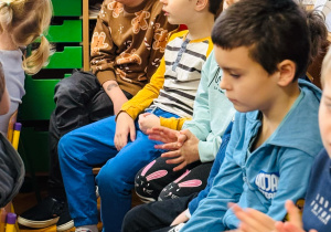 dzieci uczestniczą w koncercie