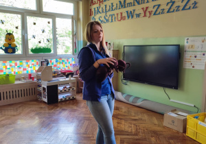 dzieci uczą się ciekawostek o mrówkach