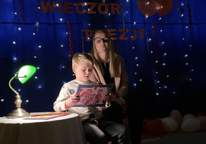 dzieci uczestniczą w wieczorze poetyckim