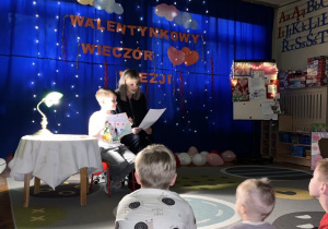 dzieci uczestniczą w wieczorze poetyckim