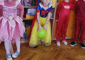 Dzieci bawią się na balu karnawałowym.