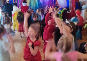 Dzieci bawią się na balu karnawałowym.