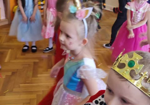 Dzieci bawią się na balu karnawałowym.