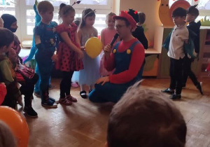 Dzieci bawią się na balu karnawałowym.
