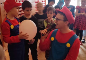 Dzieci bawią się na balu karnawałowym.
