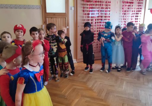 Dzieci bawią się na balu karnawałowym.