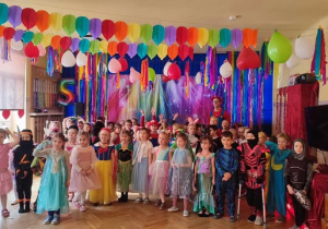 Dzieci bawią się na balu karnawałowym.