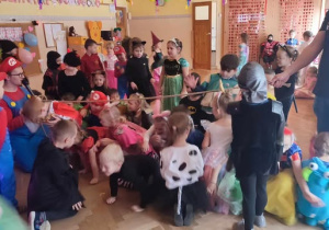 Dzieci bawią się na balu karnawałowym.