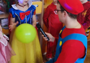 Dzieci bawią się na balu karnawałowym.