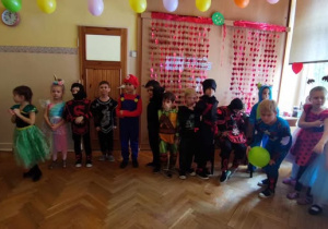 Dzieci bawią się na balu karnawałowym.