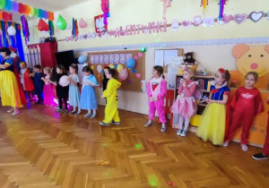 Dzieci bawią się na balu karnawałowym.