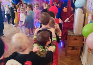 Dzieci bawią się na balu karnawałowym.