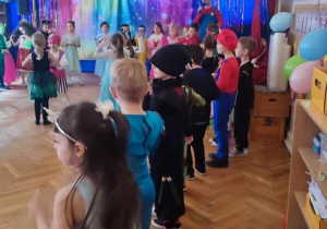 Dzieci bawią się na balu karnawałowym.