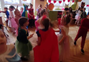 Dzieci bawią się na balu karnawałowym.