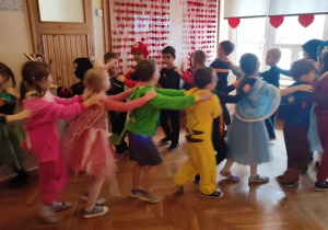 Dzieci bawią się na balu karnawałowym.