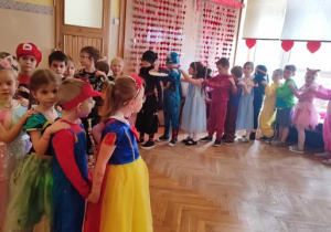 Dzieci bawią się na balu karnawałowym.