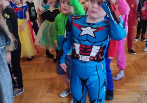 Dzieci bawią się na balu karnawałowym.