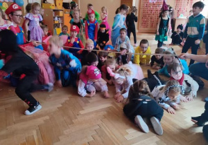 Dzieci bawią się na balu karnawałowym.