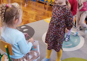 Dziewczynka obchodzi urodziny