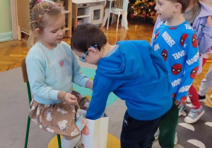 Dziewczynka obchodzi urodziny