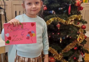Dziewczynka obchodzi urodziny