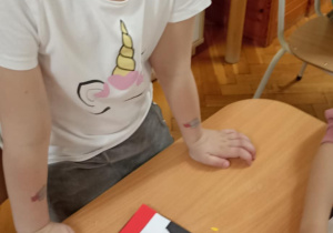 dzieci wyklejają orła