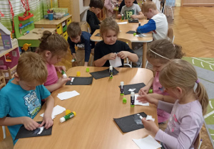dzieci wyklejają orła