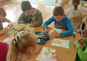 dzieci kolorują syrenkę warszawską