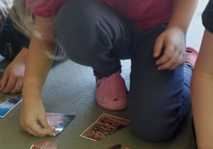 dzieci układają puzzle