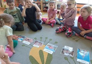 dzieci układają puzzle
