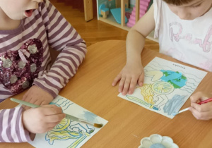 dzieci kolorują syrenkę warszawską