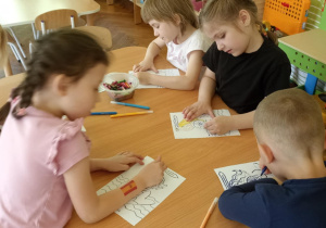dzieci kolorują syrenkę warszawską