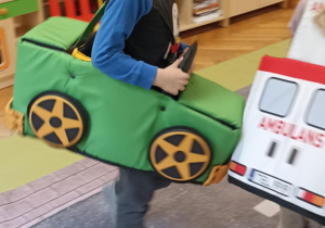 dzieci jadą w samochodzikach