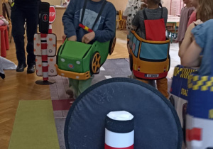 dzieci jadą w samochodzikach