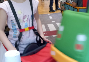 dzieci jadą w samochodzikach