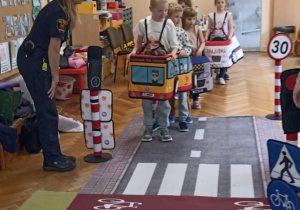 dzieci jadą w samochodzikach