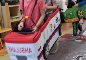 dzieci jadą w samochodzikach
