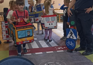 dzieci jadą w samochodzikach