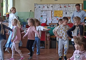 dzieci tańczą