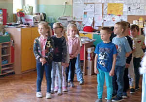 dzieci tańczą