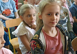 dzieci siedzą