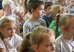 dzieci siedzą