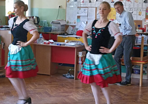 panie tańczą