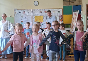 dzieci tańczą