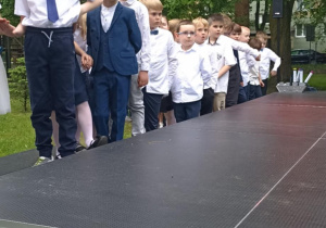 dzieci stoją przed sceną