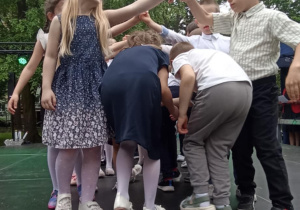 dzieci tańczą na scenie