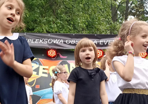 dzieci mówią wierszyk
