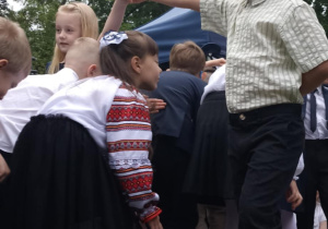 dzieci tańczą poloneza